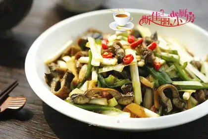 The green peppers, the yellow sauce