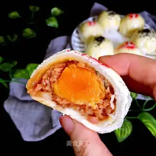 Salted egg yellow mooncake