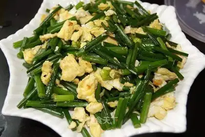 Scrambled eggs with leek flowers