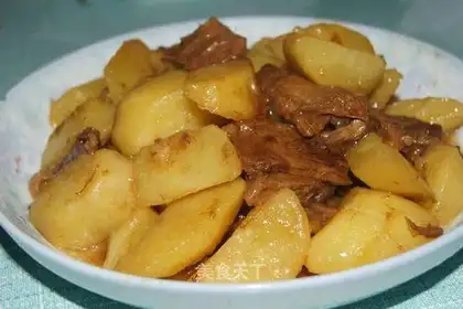 Beef with roasted potatoes and soy sauce