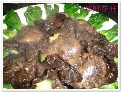 stir-fried cabbage with mushrooms and fungus