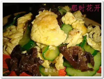 Scrambled eggs with cucumber and fungus