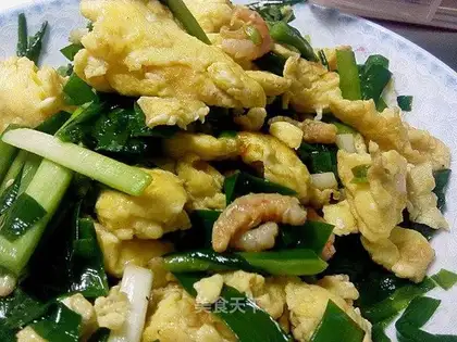 Scrambled eggs with sea rice and leek