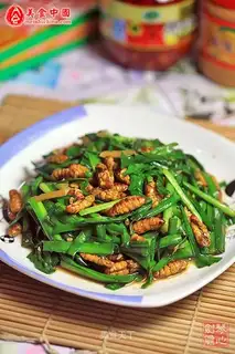 stir-fried silkworm chrysalis with leeks