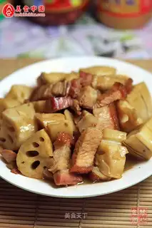 Braised lotus root with pork belly
