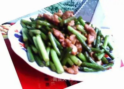 Fried pork fillet with garlic moss