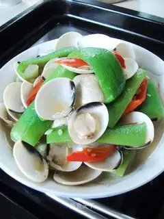 Stewed clams with loofah