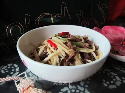 Stir fried beef with rice straw