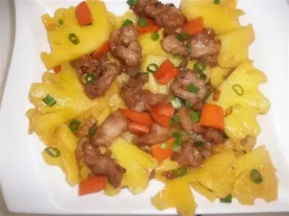 Scrambled pork slices with pineapple