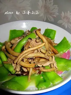 stir-fried tea tree mushroom with loofah