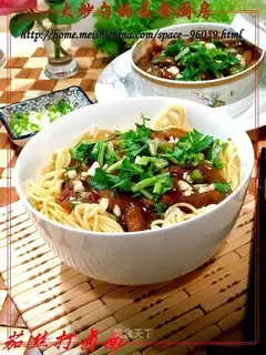 Garlic noodles with diced pork