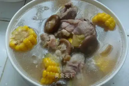 Rice and mushroom tube bone soup