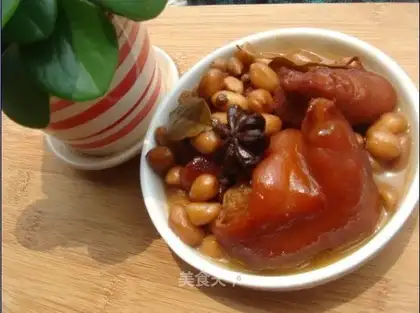Stewed pork knuckles with peanuts