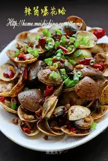 Fried clams with spicy sauce