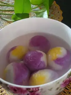Three-colored glutinous rice balls