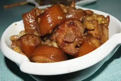 Braised pork tail with peanuts