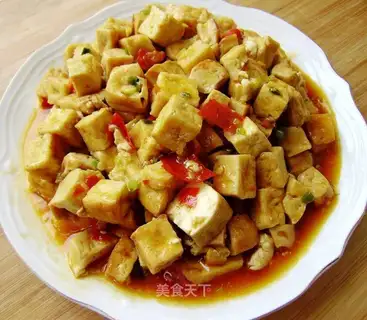 Spicy stir-fried tofu in soy sauce
