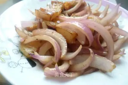 Scrambled pork slices with onion