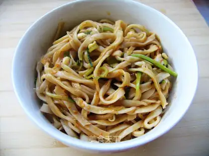 Mixed noodles with bean sprouts with sesame paste