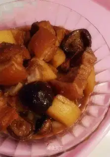 Braised pork with potatoes and mushrooms