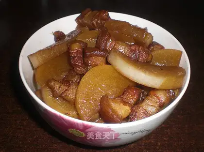 Stewed pork belly with white radish