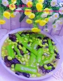 stir-fried fungus with loofah and beans