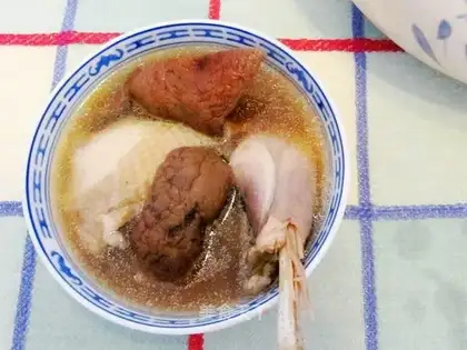Red mushroom chicken soup