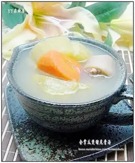 Stewed pork tail bone soup with melons and palms