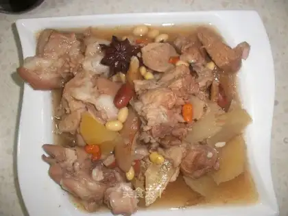 Stewed pig's feet with two beans and medicinal materials
