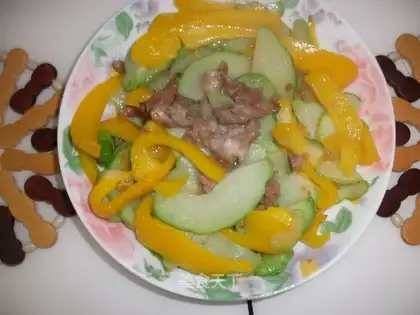 Stir fried pork slices with yellow pepper