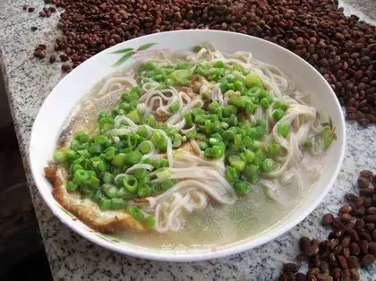 Hot noodle soup with bean