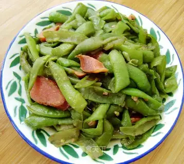 Sausage stir-fried beans