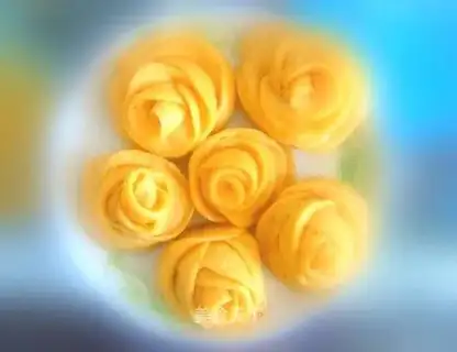 Yellow rose steamed buns