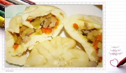 Pork buns with pickled cabbage