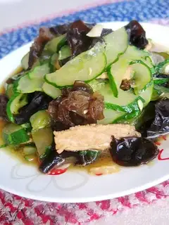stir-fried lean meat with cucumber and fungus