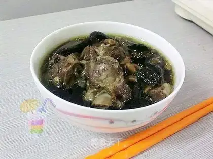 Ginseng, black bean and pork ribs soup