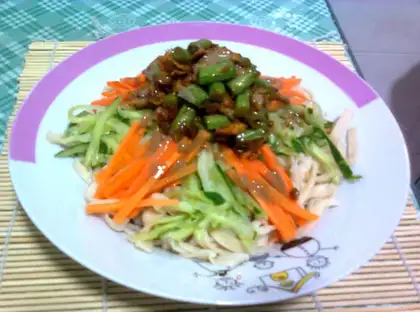 Hand-rolled cold noodles with fried sauce