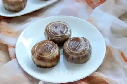 Twin-coloured mooncake