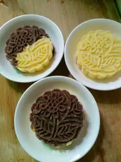 Red bean green bean cake