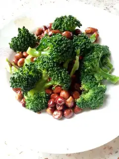 The broccoli mixed with peanut rice