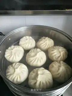 A radish and a meat bun