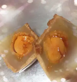 A wide moon cake