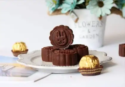 Super-detailed chocolate mooncake