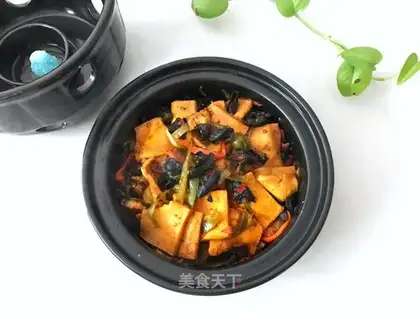 A dry pot with tofu