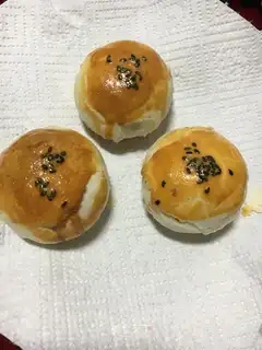 Squeeze meat mooncake