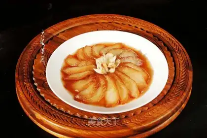 The red lilies are drunk and pear