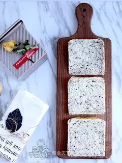 Bean sesame toast