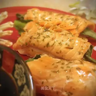 Scorched salmon and vegetable rolls