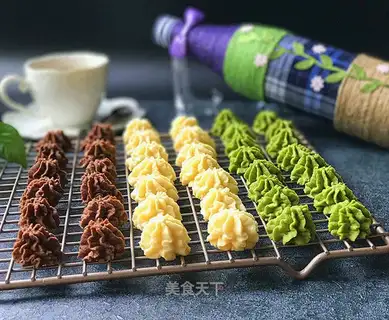 Net red, three-coloured cookies