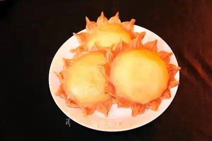 Hot-faced double-coloured sunflower pie